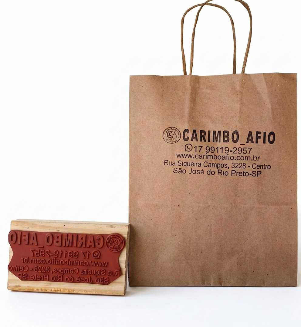 Carimbo de madeira com logotipo aplicado em sacola kraft personalizada