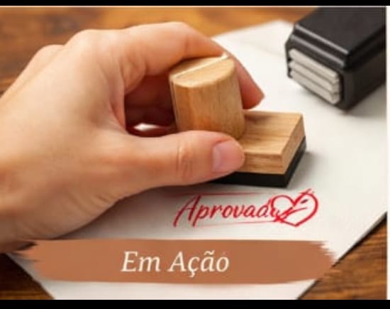 Carimbo de madeira com logomarca sendo aplicado em papel, selo Aprovado